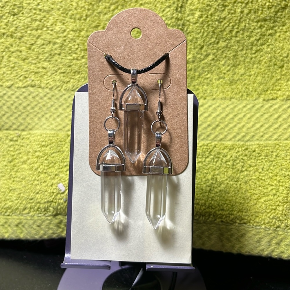 Clear pendant necklace‎ and earrings set.